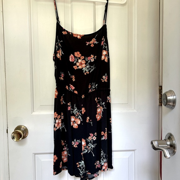 H&M Black Floral Woman’s Shorts Romper SZ 10 - Picture 1 of 4